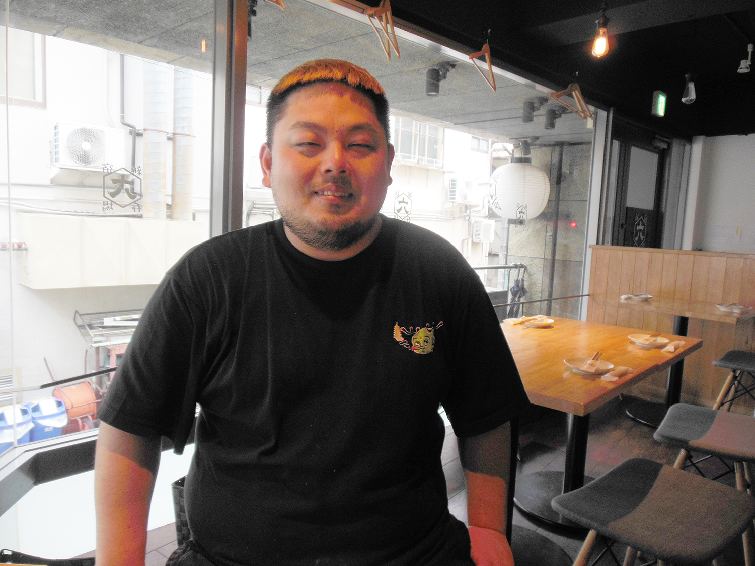 店長兼総料理長の小林秀明さんは、福島県出身の元バンドマン。ちょ〜っとだけ人見知りだそう。