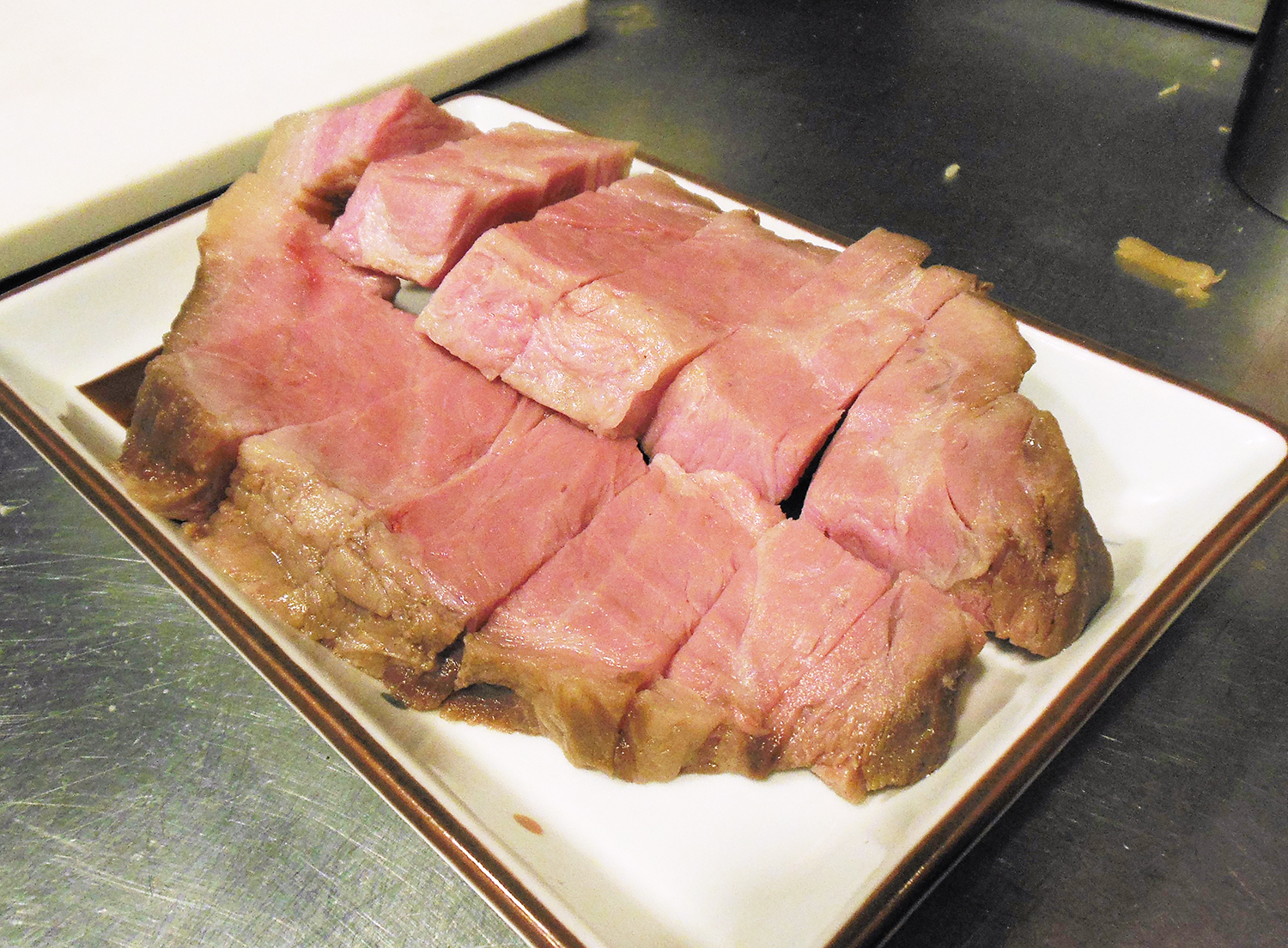 低温調理器を使って66℃で約4時間。2cmほどの厚さにカットされた豚肉は食べ応え十分！