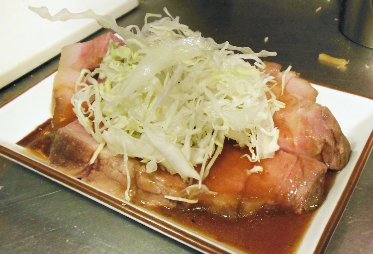 千切りキャベツはお肉の上に直のせ。お肉のジューシーさとキャベツのシャキシャキ感が口の中で合わさる。