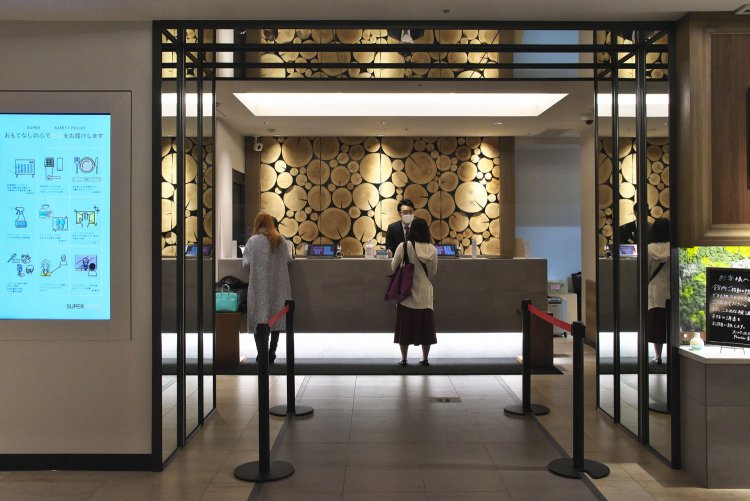 タブレット端 末でのチェックインで紙の無駄を低減。