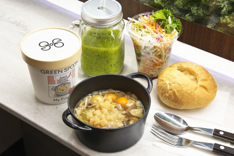 朝食1500円は『GREEN SPOON』の野菜たっぷりスープかスムージーを選び、銀座 の人気パン屋『月と花』ジャムパンに有機JAS認定サラダ。部屋食可。