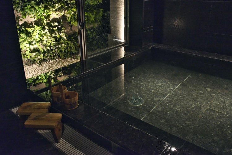 万葉集にも歌われた1300年の歴史を持つ奥湯河原の湯。冷え性・美肌にも良好。