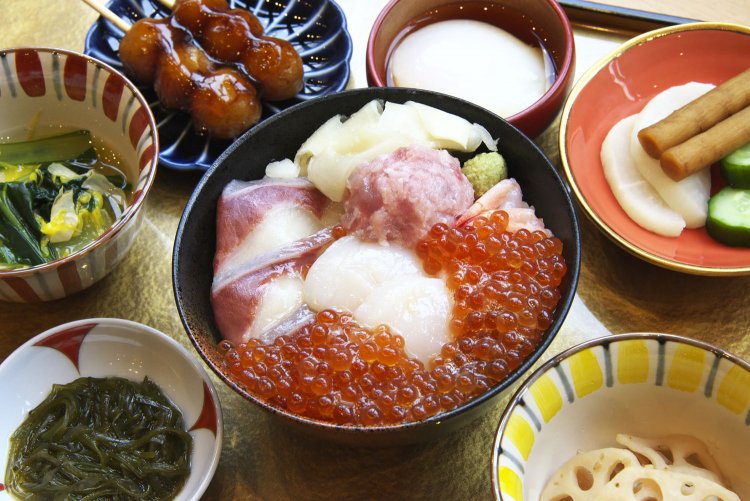 朝食バイキングは海鮮小鉢やイクラ、赤酢の酢飯で海鮮丼に。