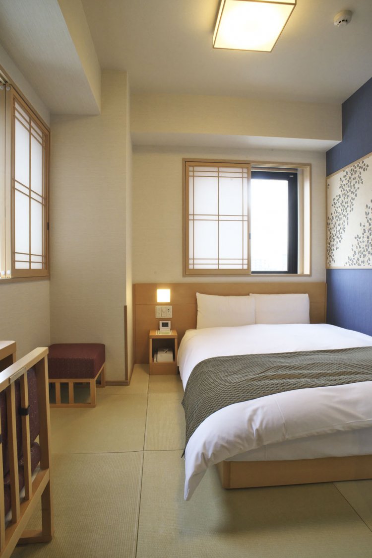 シングルルーム。大浴場があるので部屋にはシャワー室のみ。