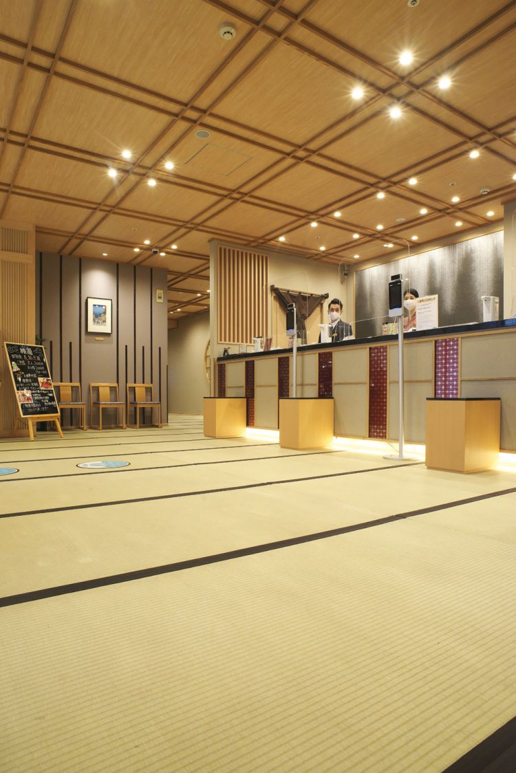 玄関で靴を脱いでフロントへ。全館畳敷き。