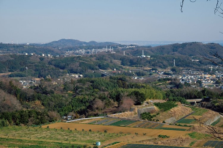 曽我丘陵と左には大磯丘陵が見える。湘南平のテレビ塔が目印になる。弁天山トンネルの上付近から。