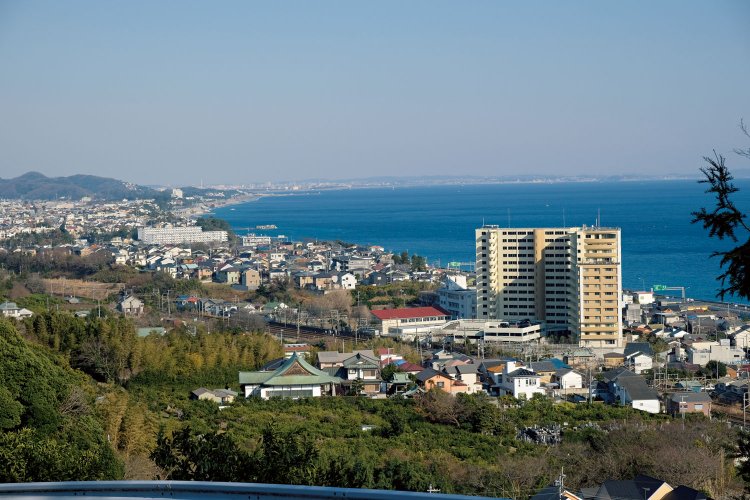 西山農道休憩所から菅原神社に下るハイキングコースに入らずに、農道をそのまま下って行った国府津駅付近。