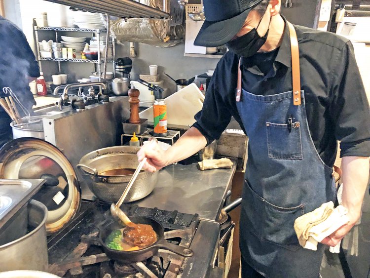 デミグラスソースをかけ、少し煮込んでできあがり。