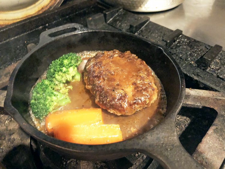 ジュージュー音を立てる煮込みハンバーグ。