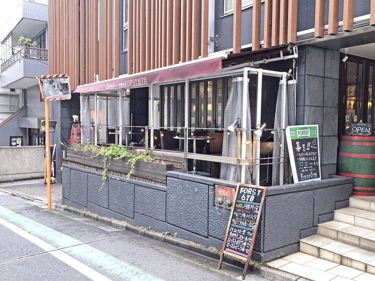 お店の手前には気持ちの良さそうなテラス席。