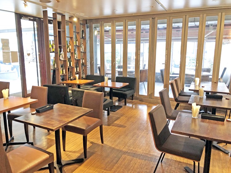 明るく清潔感あふれる店内。女性でも気軽に入れる雰囲気がうれしい。