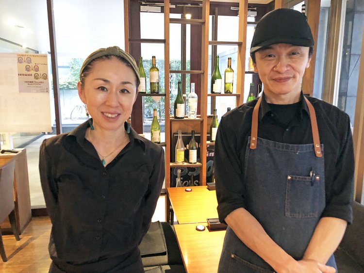 店長の渡邊正和さんとスタッフの斎藤薫さん。