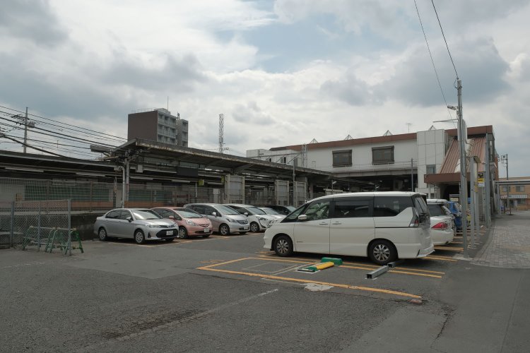 中神駅。駐車場はかつて貨物線路があり、軍用線（引込線）の起点でもあった。