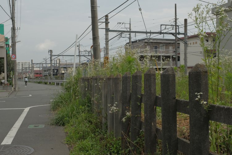 線路沿いを歩く。線路のあったスペースは道路となっていた。