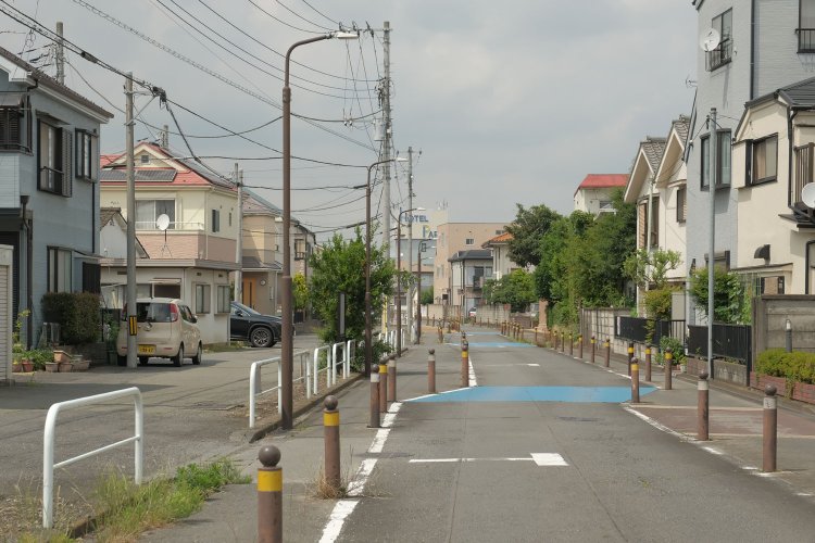 中神引込線通りを歩く。道は一方通行となり、左手にもう一本道路が併走し、「いかにもここが廃線跡っぽい」雰囲気がしてきた。