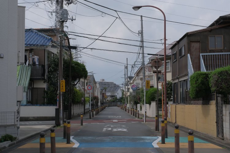 しばらく直線を進み……。