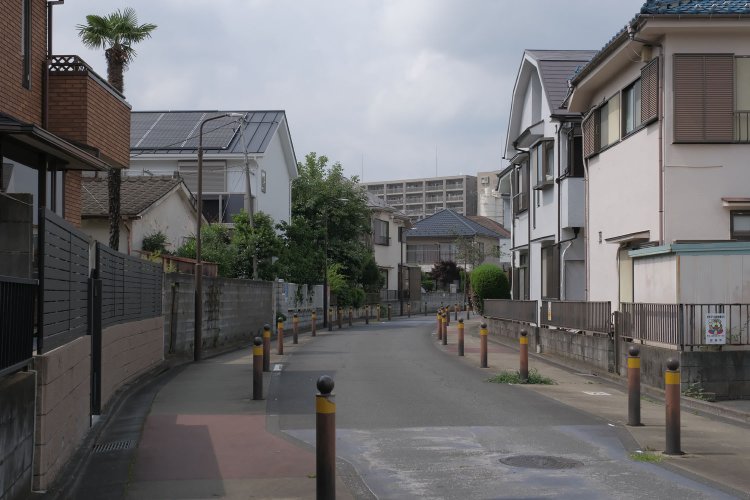 右へカーブする。この曲線はいかにも廃線跡である。