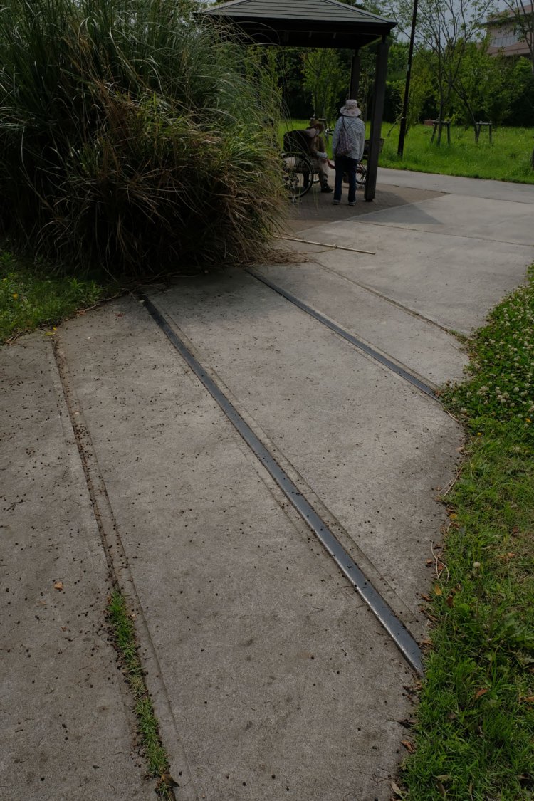 休憩所の傍らにあるのはレール！