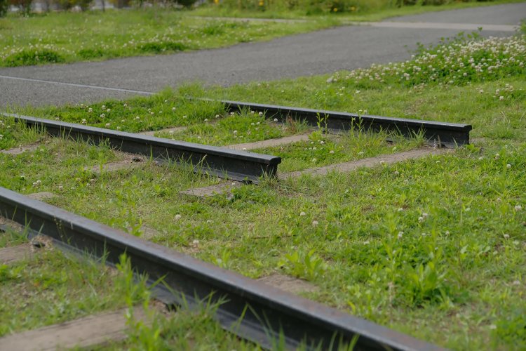 レールは芝生の中で保存されている。存在するのは数十メートル分だが、基地の中に線路があったことを今に伝えている。