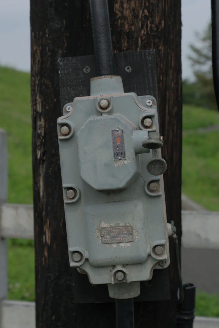 電信柱にはスイッチ類もあった。