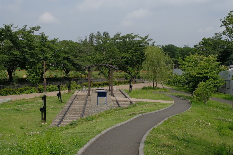 丘の上から延長線上のレールをみる。複線となって残堀川へ向かっている。