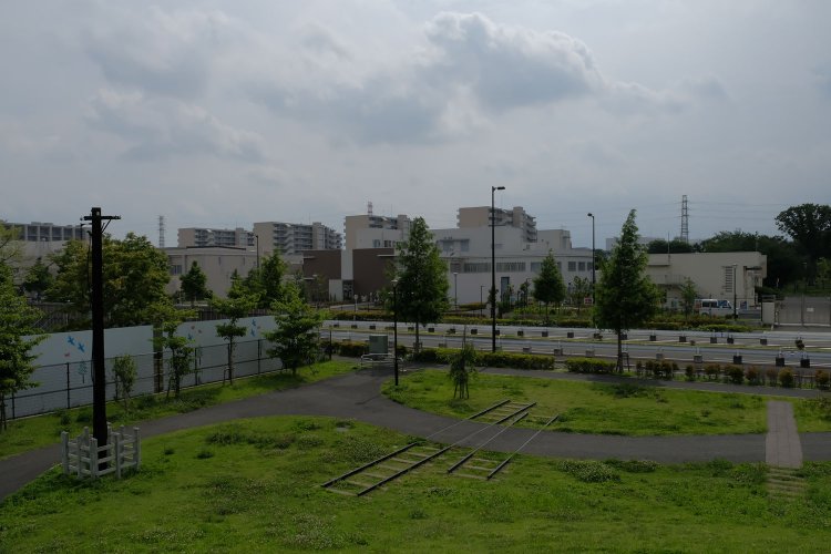 振り返ると先ほどのレール。ポツンとレールがある不思議な空間。