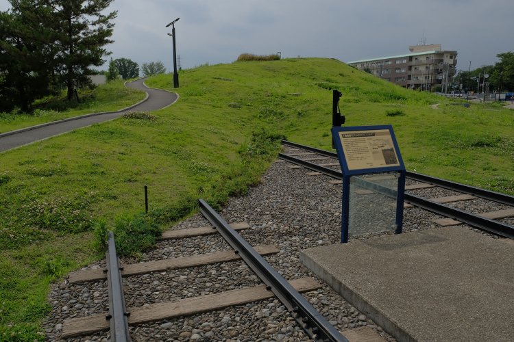 丘を降りてレールに近づく。土の中からレールが現れた。ちゃんと説明板もあるので、ここが陸軍軍用線と米軍引込線であった時代を知ることができる。