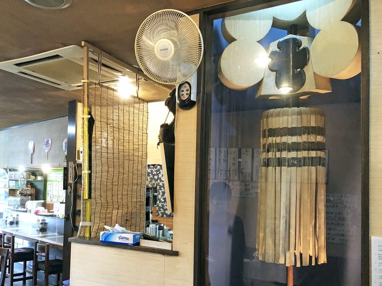 お店の真ん中には職人時代を思わせる纏。もちろん本物。