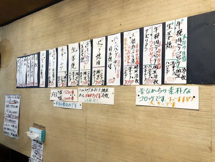 壁にはどれも非常に魅力的なセットメニューの数々。