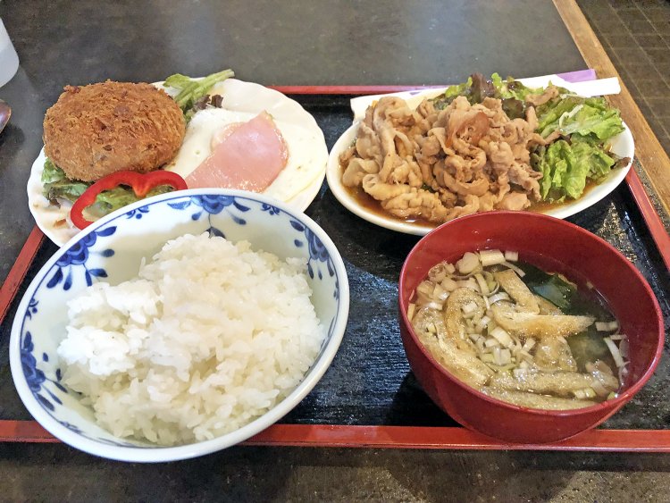 日替わり定食800円。選べるトッピングはハムエッグをチョイス。