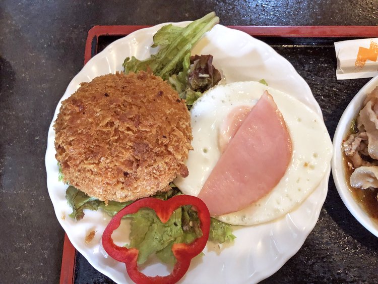 コロッケは大人のこぶし大。