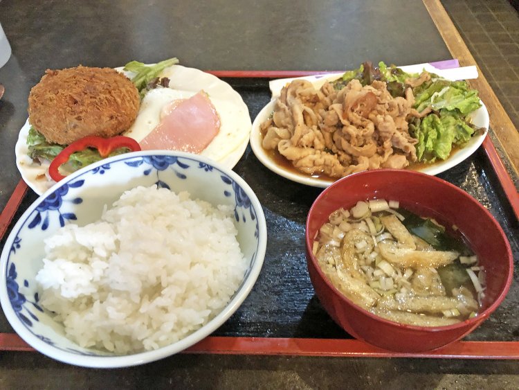 日替わり定食800円。トッピングはハムエッグ、冷奴、納豆、玉子豆腐の中から選べる。
