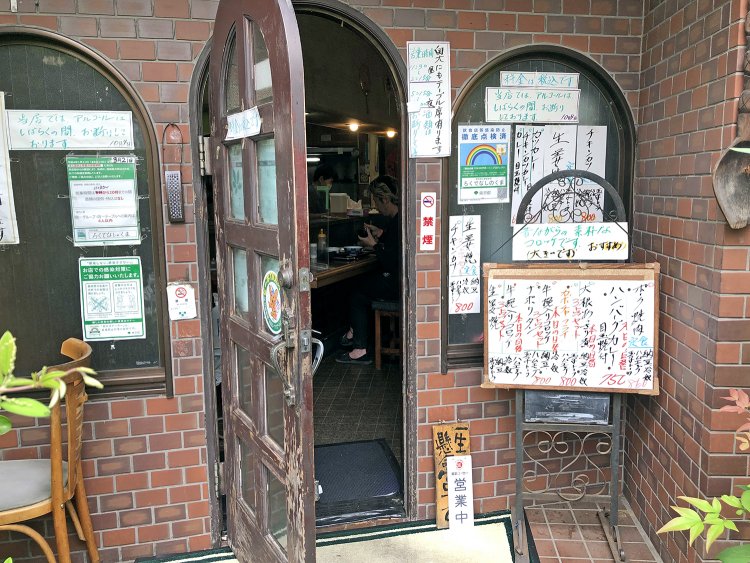 メニューがいっぱい書かれた入り口に到着。