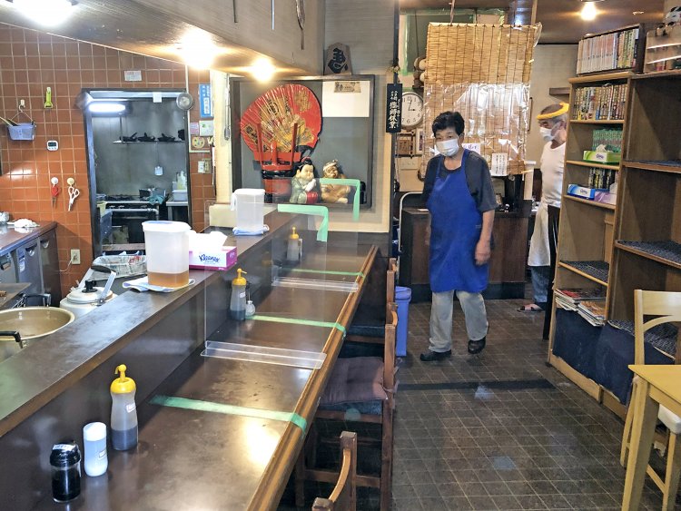 お店に入ると正面にカウンター。この奥にもテーブルが並ぶスペースがある。