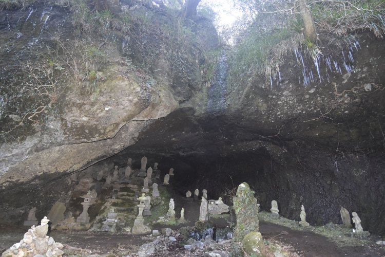 源頼朝と梶原景時が初めて出会ったしとどの窟。