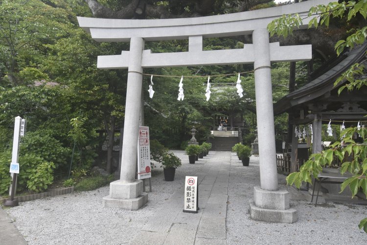 江ノ電の線路脇に鳥居がたつ御霊神社。