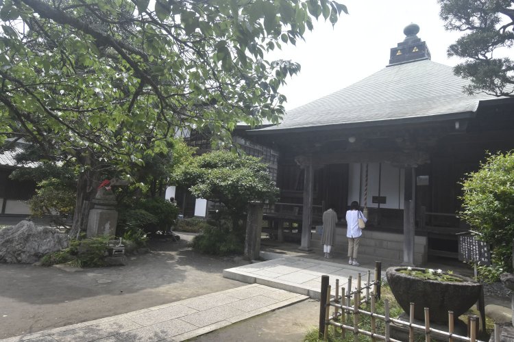 極楽寺本堂の屋根には北条氏の家紋である三つ鱗が見える。