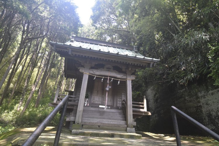 本殿は山の中腹を削って建てられていた。