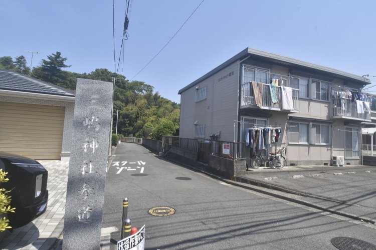 住宅地の一画に三嶋神社の参道を示す碑が。
