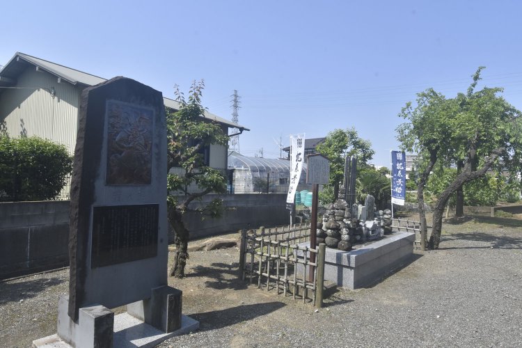 すぐ近くにある七士の墓と景時の嫡男・景季のレリーフ。