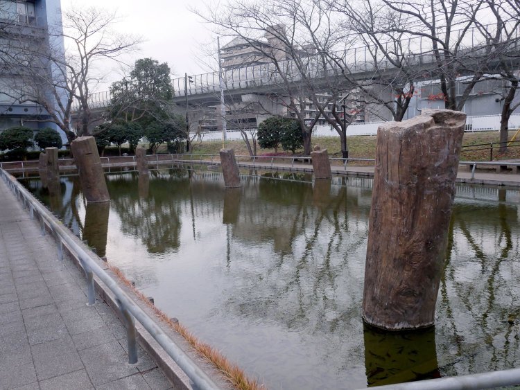 旧相模川と国道１号線が交わる地点にある橋脚のレプリカ。