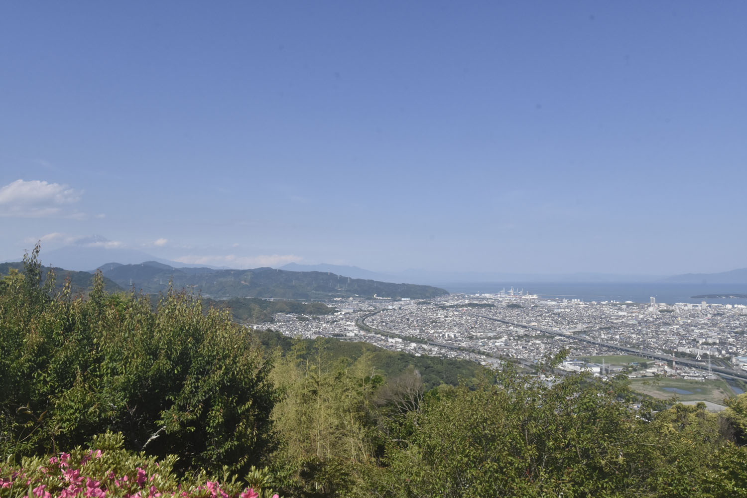 山頂からは富士山から静岡市内、駿河湾が望める。