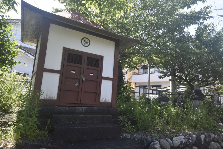 梶原山の麓、大内の集落に立つ梶原堂。隣りの墓は景時、景季、景高のもの。