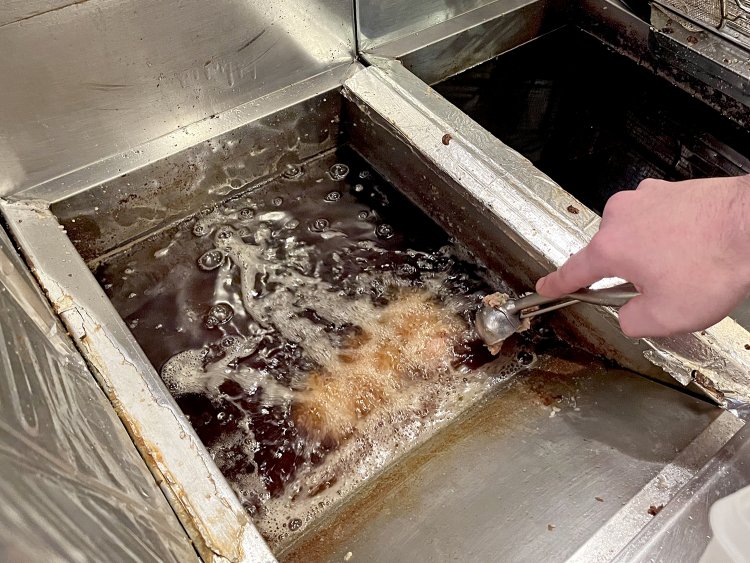 一口大の肉だねを油で揚げる。「火が通りすぎても固くなるし、早めにあげると生っぽくなるのでこの火加減が重要です」と芳村さん。