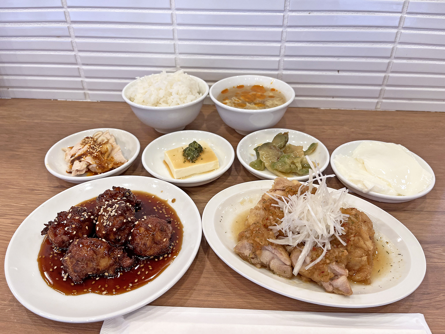 伯爵定食は、肉団子と油淋鶏のダブル主演！　ランチ時はザーサイと杏仁豆腐がサービス。
