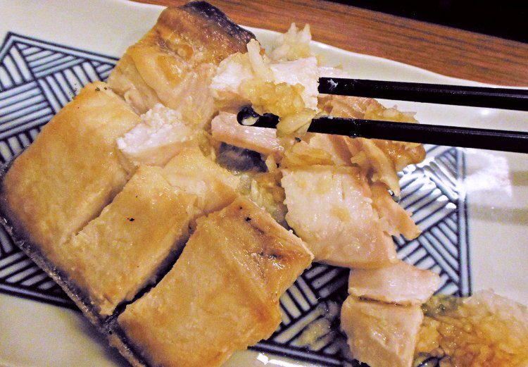 粗めの大根おろしにしょうゆを少々。塩気は薄めなので、お好みでしょうゆをかけてどうぞ。