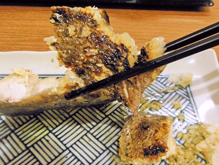 マグロの皮は硬いので食べられないが、皮のそばの身に一番脂がのっている。