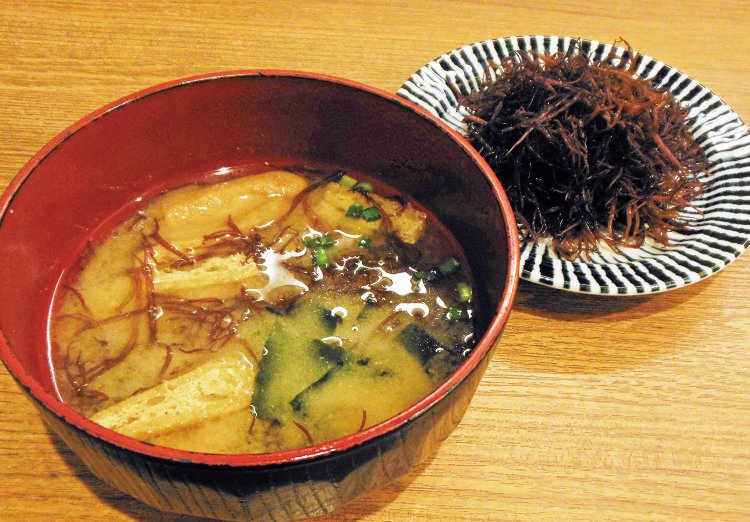 今回いただいたみそ汁はアンコウのアラで出汁をとったもので、布海苔がたっぷり。赤紫色の糸状の海藻が布海苔（右）。