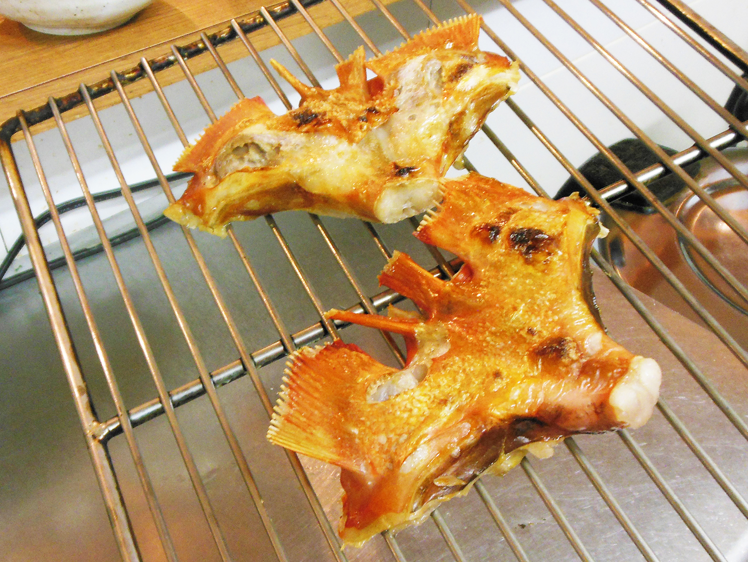 夜の献立の高級魚キンキのカマ焼き（期間限定）。焼き魚は他ほかに、宮城県の名産・金華サバの一夜干し、穴子の白焼きがある。