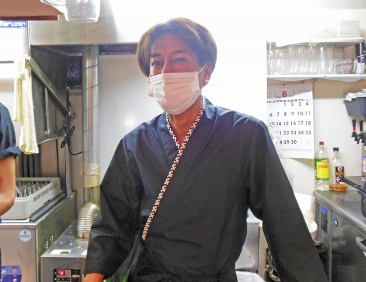 「初めての方がハラス焼きの珍しさに感動して、おいしそうに食べてくださるのはとてもうれしいですね」と話す金城幸利さん。